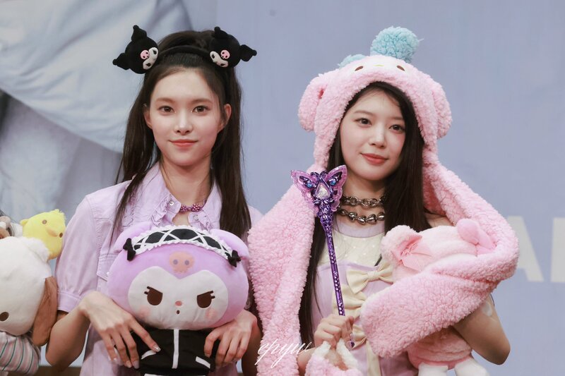 240407 ILLIT's Yunah and Moka at Fansign Event documents 1