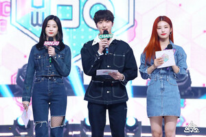 210227 Minju, Yeji & Chani at Music Core