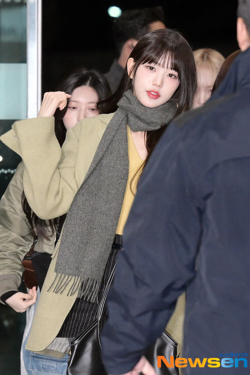 231114 IVE's Wonyoung at Gimpo International Airport (GMP) documents 4