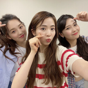 210508 - NiziU Instagram Update: Rio, Maya & Mayuka