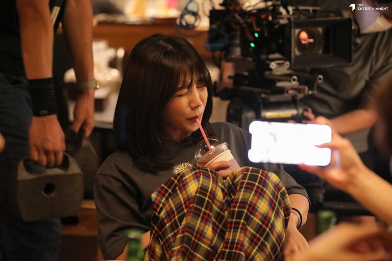 211115 IST Naver post - Apink EUNJI 'Work later, Drink now' drama shoot behind documents 8