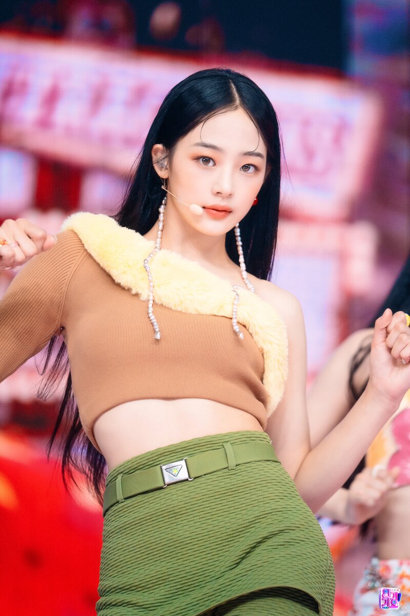 220821 NewJeans Minji - 'Attention' at Inkigayo documents 28