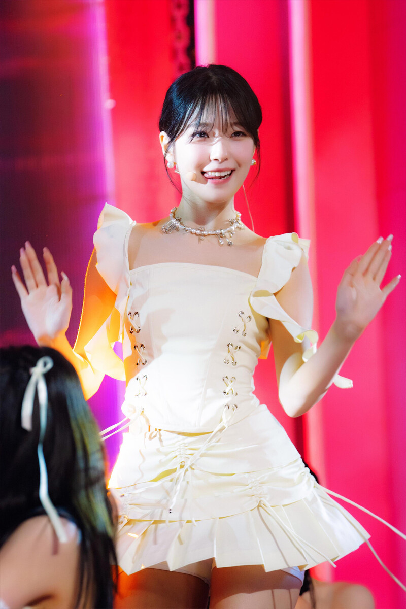 230611 fromis_9 Jiheon - ‘#menow’ at Inkigayo documents 1