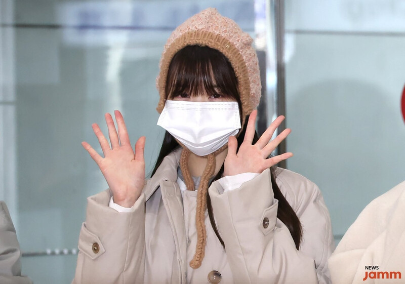 240206 IVE Wonyoung at Gimpo International Airport documents 2