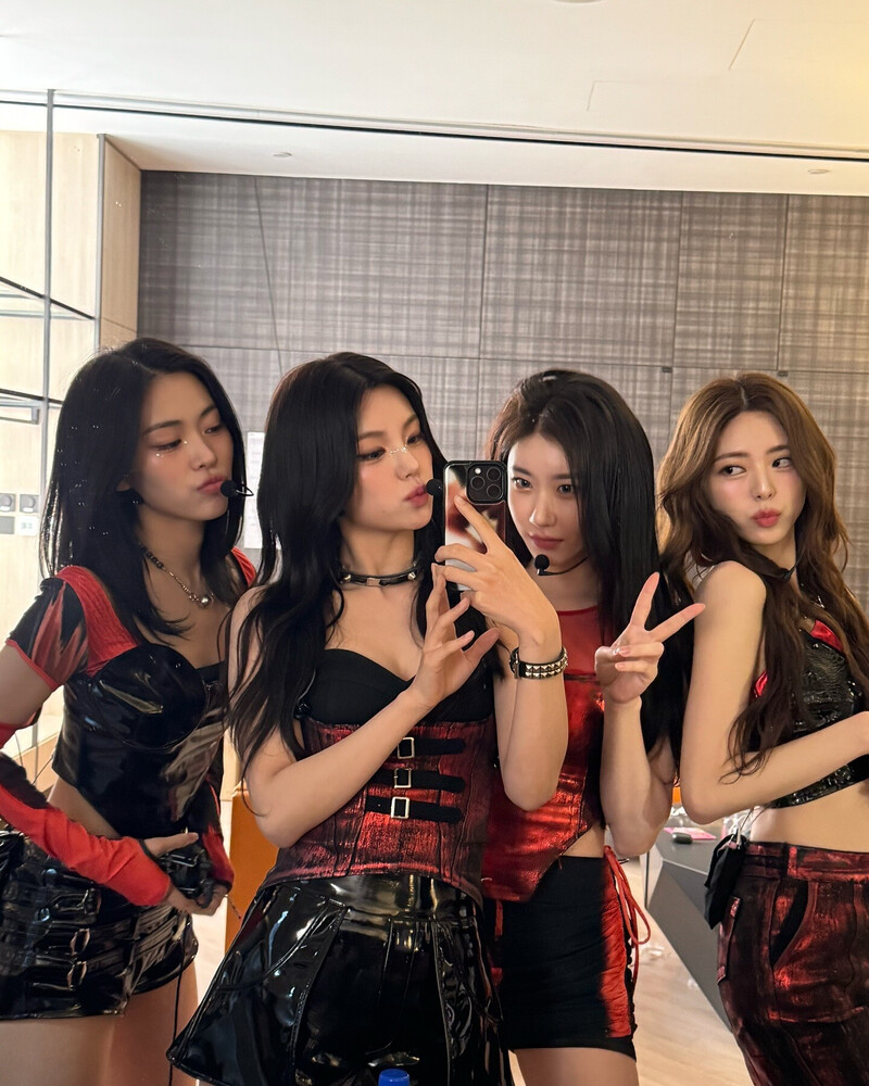 240811 - YEJI Instagram Update with ITZY documents 9