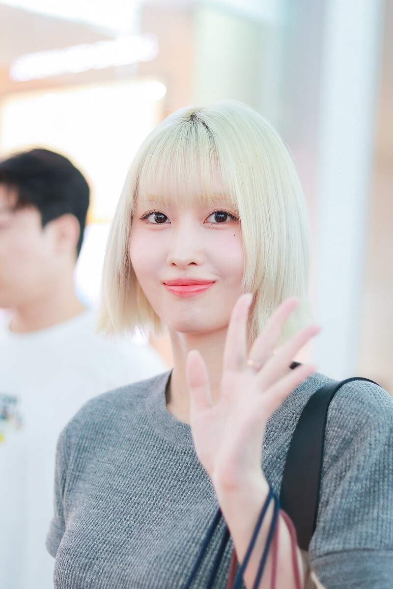 240916 TWICE Momo at Incheon International Airport documents 4