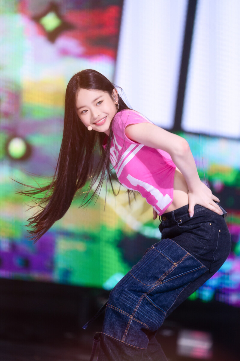 220807 NewJeans Hanni 'Attention' at Inkigayo documents 24