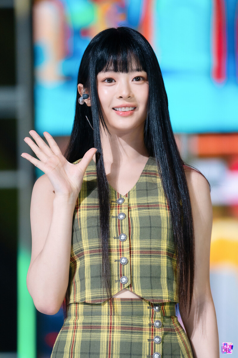 220828 NewJeans Hanni 'Hurt' at Inkigayo documents 1