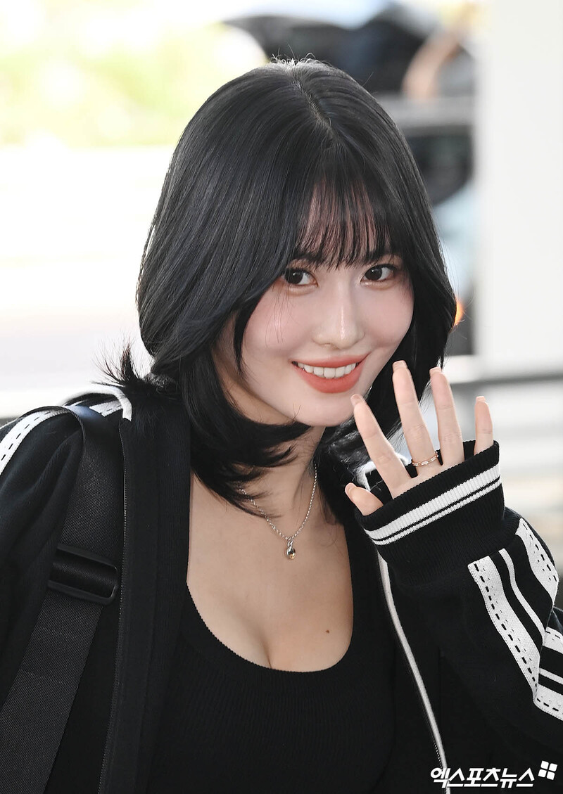 230918 TWICE Momo at Incheon International Airport documents 8