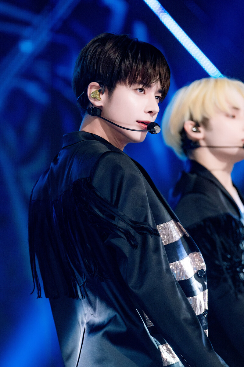 231015 TXT Taehyun - 'Back for More' and 'Chasing That Feeling' at Inkigayo documents 16