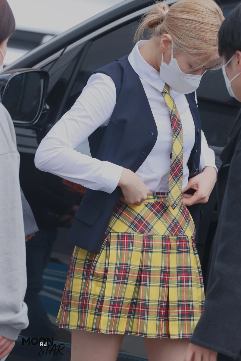 210422 ITZY Ryujin on the way to film Knowing Brothers documents 6