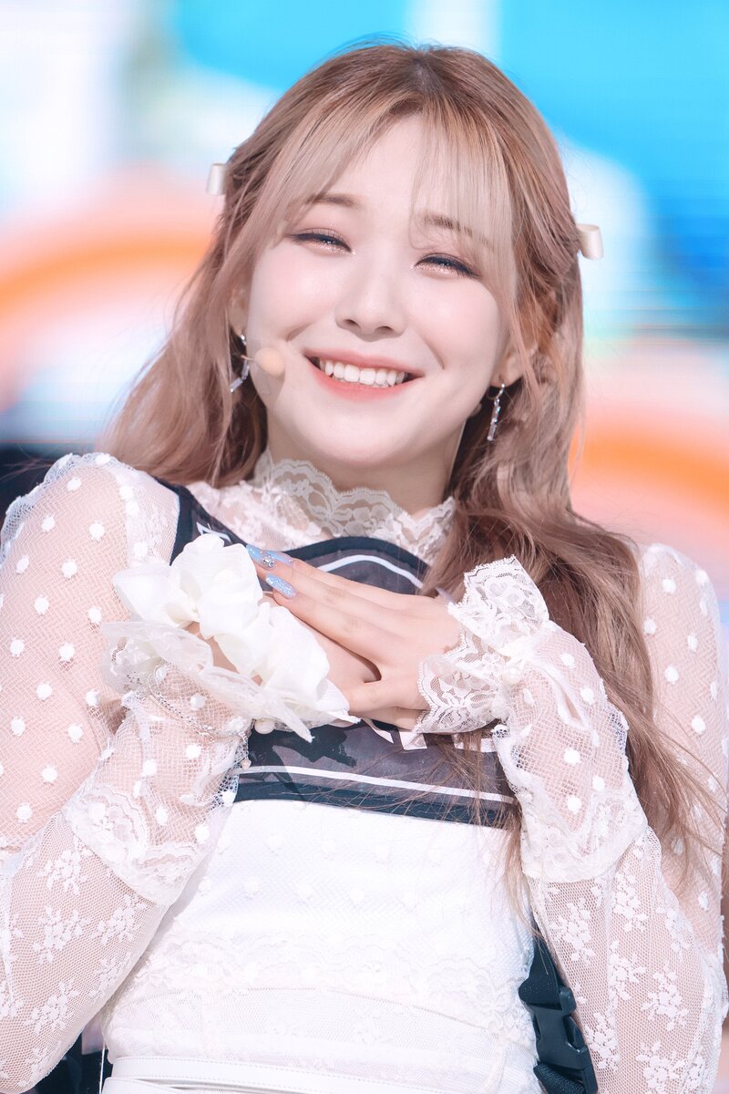 220123 fromis_9 Jiheon - 'DM' at Inkigayo documents 14