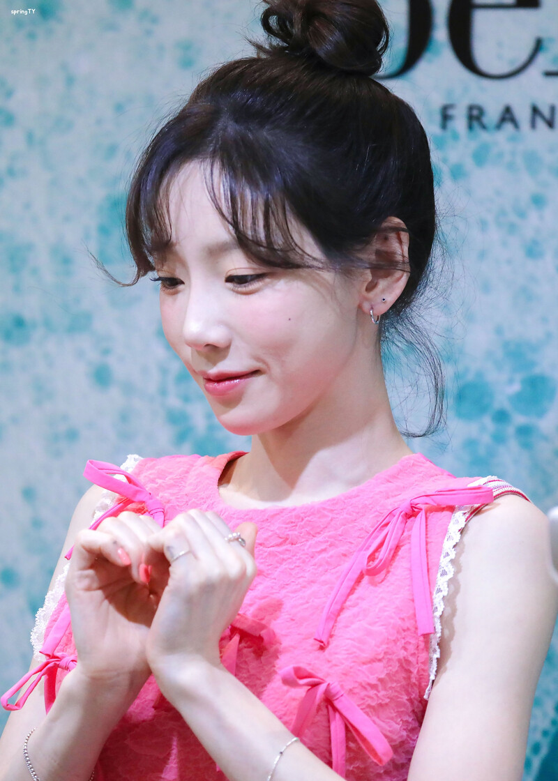 230330 Taeyeon - Benefit Pop-up Store Event documents 12