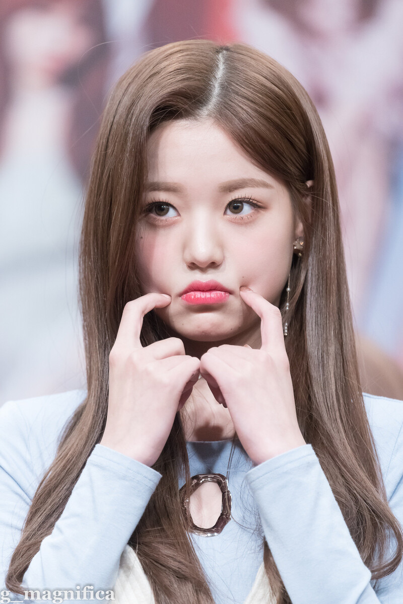 181117 IZ*ONE Wonyoung at Fansign documents 22