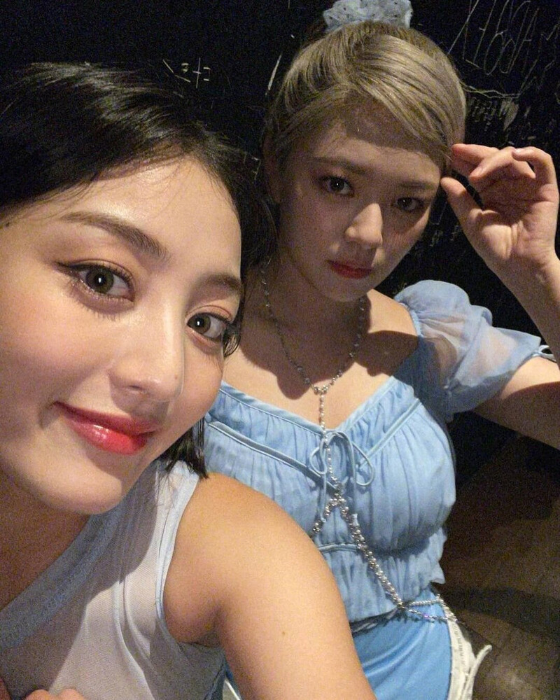 220901 TWICE Jeongyeon Instagram Update with Chaeyoung, Momo & Jihyo documents 2