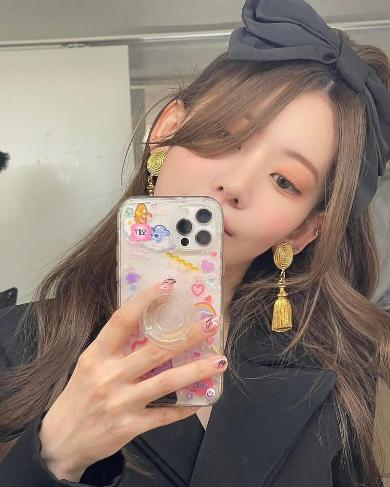 221121 LE SSERAFIM Sakura Instagram Update with Eunchae documents 2