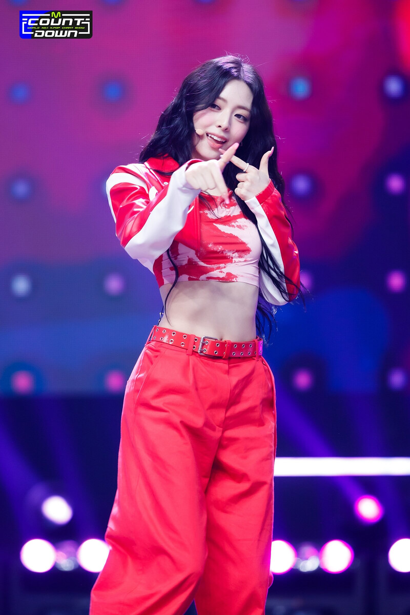 230810 ITZY Yuna - 'CAKE' at M COUNTDOWN documents 9