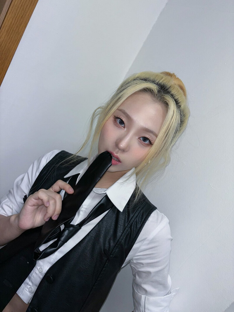 240526 - ICHILLIN' Twitter Update with Chaerin documents 3