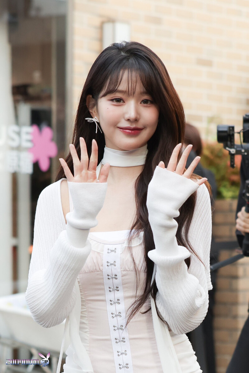 241011 IVE's Jang Wonyoung at Amuse Pop-up Store in Japan documents 1