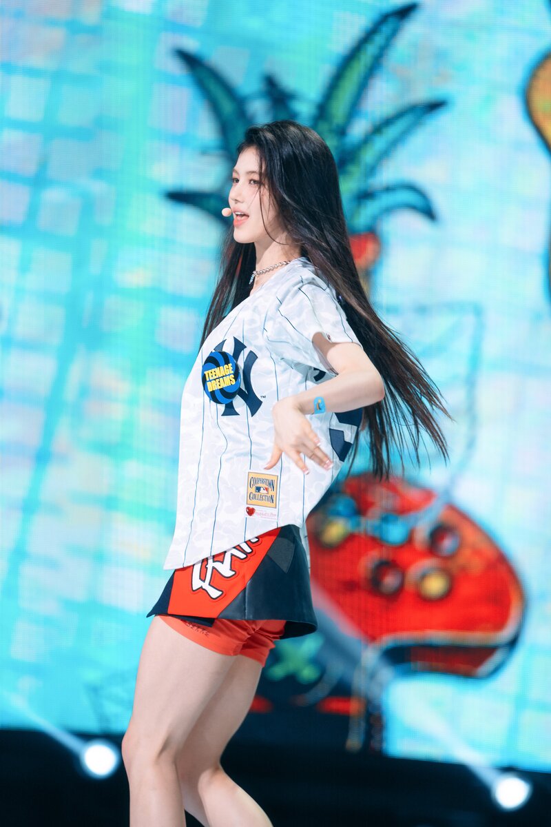220807 NewJeans Danielle 'Attention' at Inkigayo documents 1