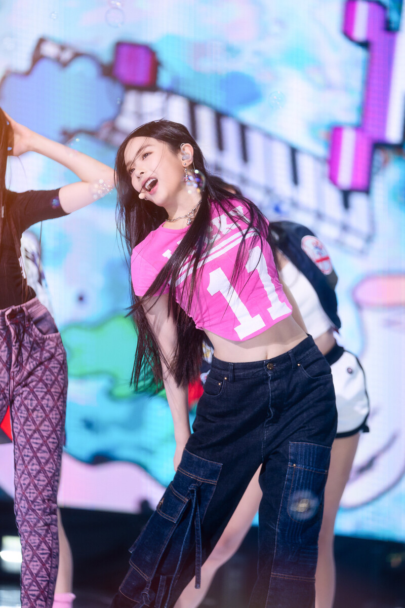 220807 NewJeans Hanni 'Attention' at Inkigayo documents 7