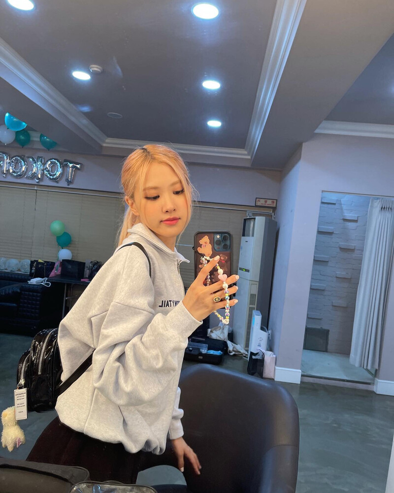 210812 BLACKPINK Rosé Instagram Update documents 3