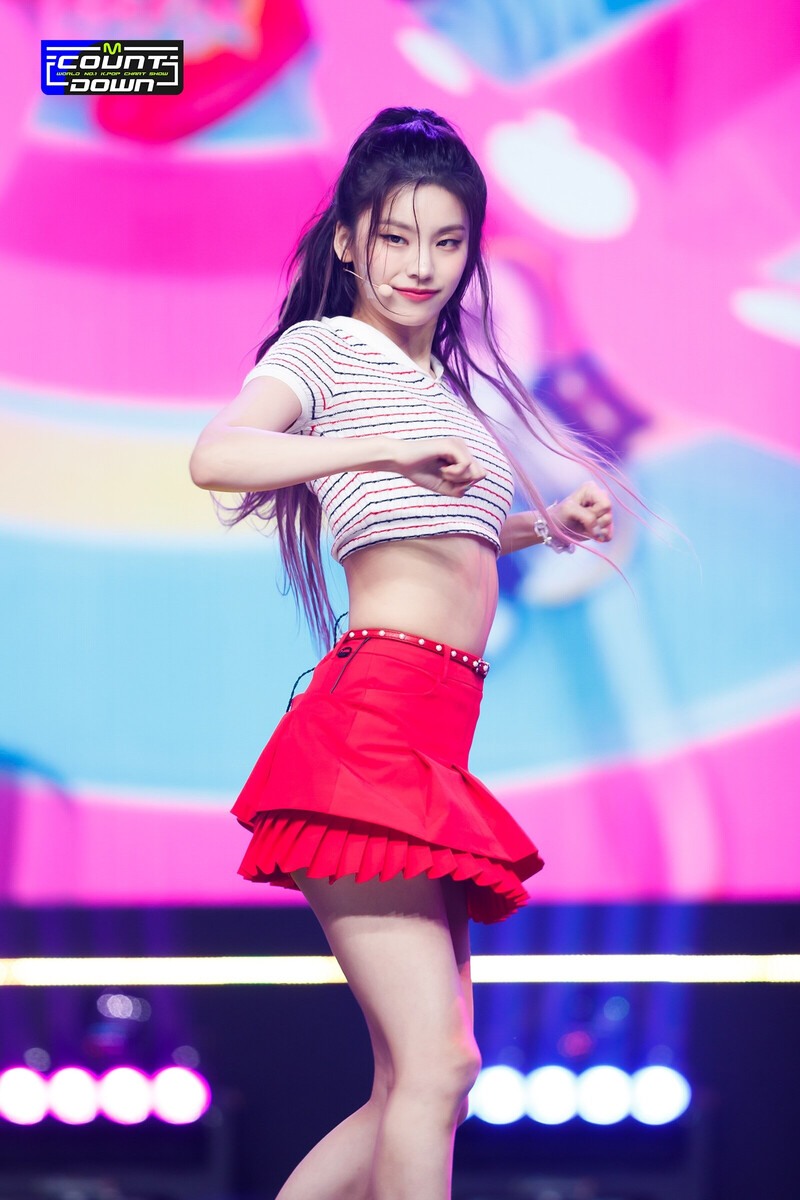 220728 ITZY Yeji - 'SNEAKERS' at M Countdown documents 10