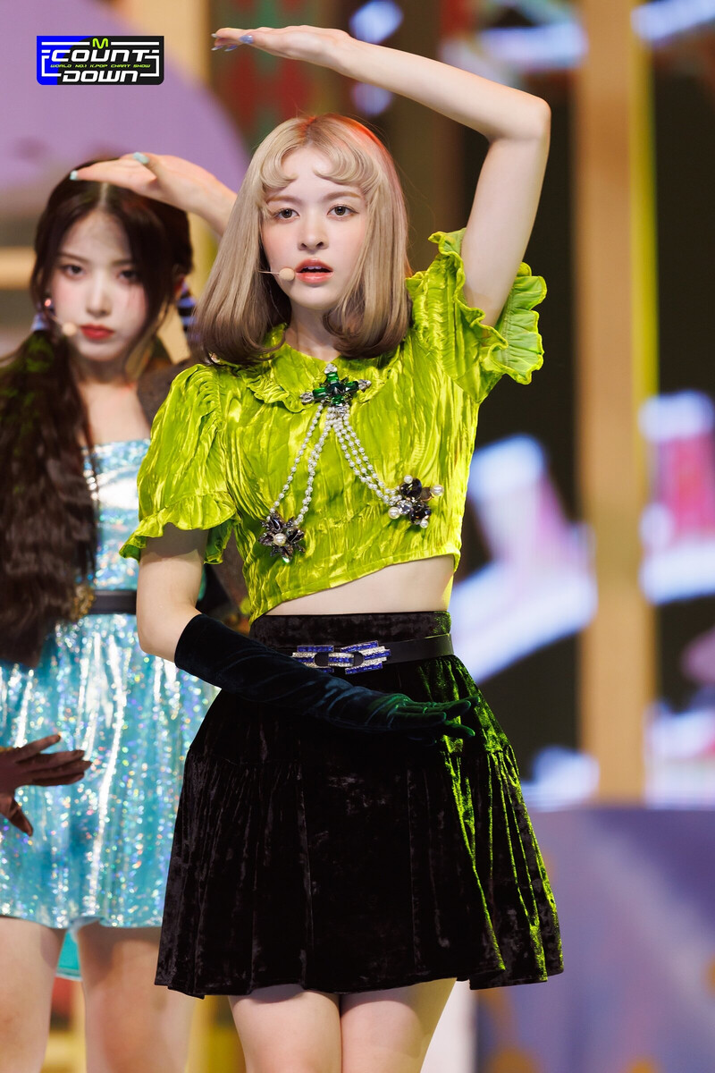 220922 NMIXX Lily - 'DICE' & 'COOL (Your rainbow)' at M COUNTDOWN documents 10
