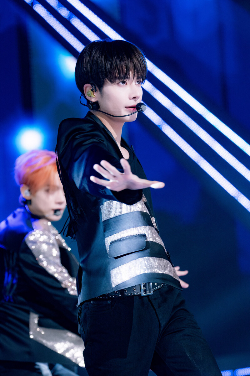 231015 TXT Taehyun - 'Back for More' and 'Chasing That Feeling' at Inkigayo documents 14