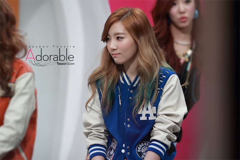 130103 Girls' Generation Taeyeon & YoonA at Mnet Wide documents 18
