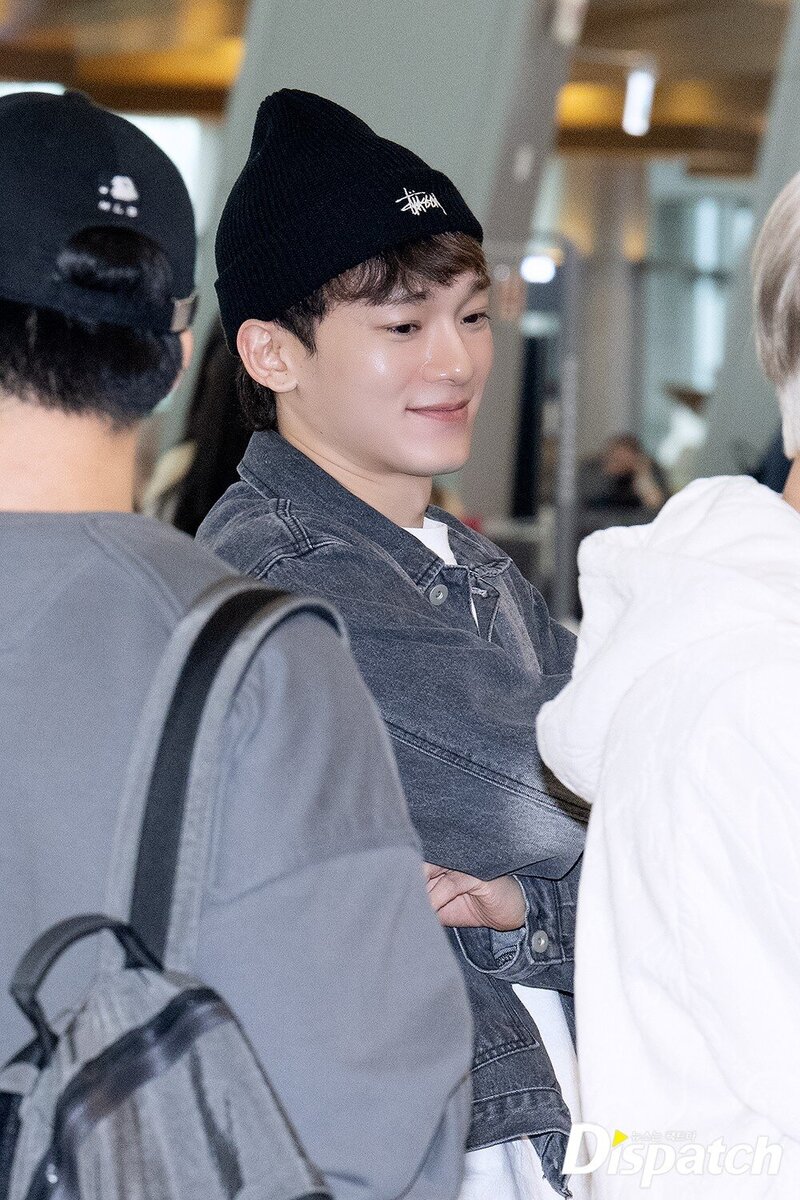 230608 EXO Chen at Gimpo Airport documents 3