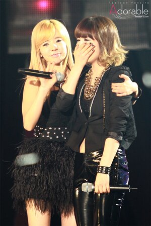 101209 Girls' Generation Taeyeon and Sunny at 2010 Golden Disk Awards