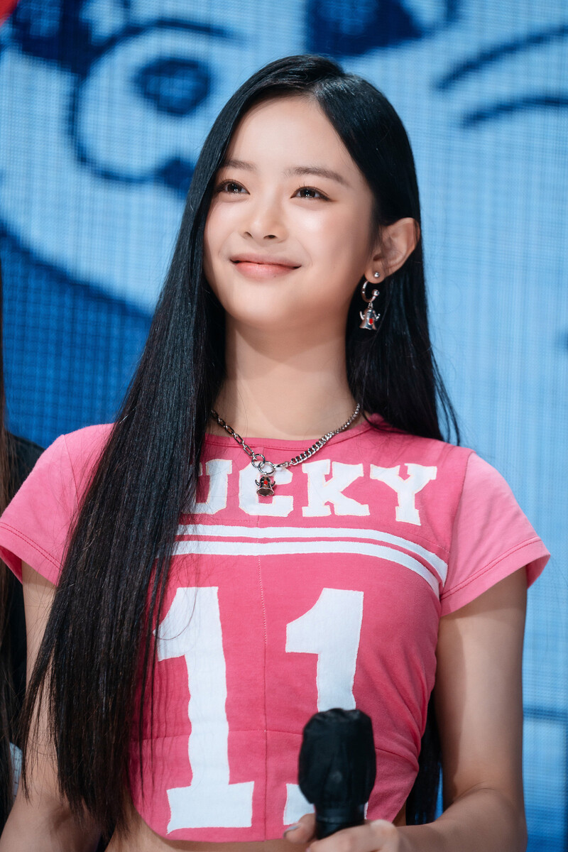 220807 NewJeans Hanni 'Attention' at Inkigayo documents 11