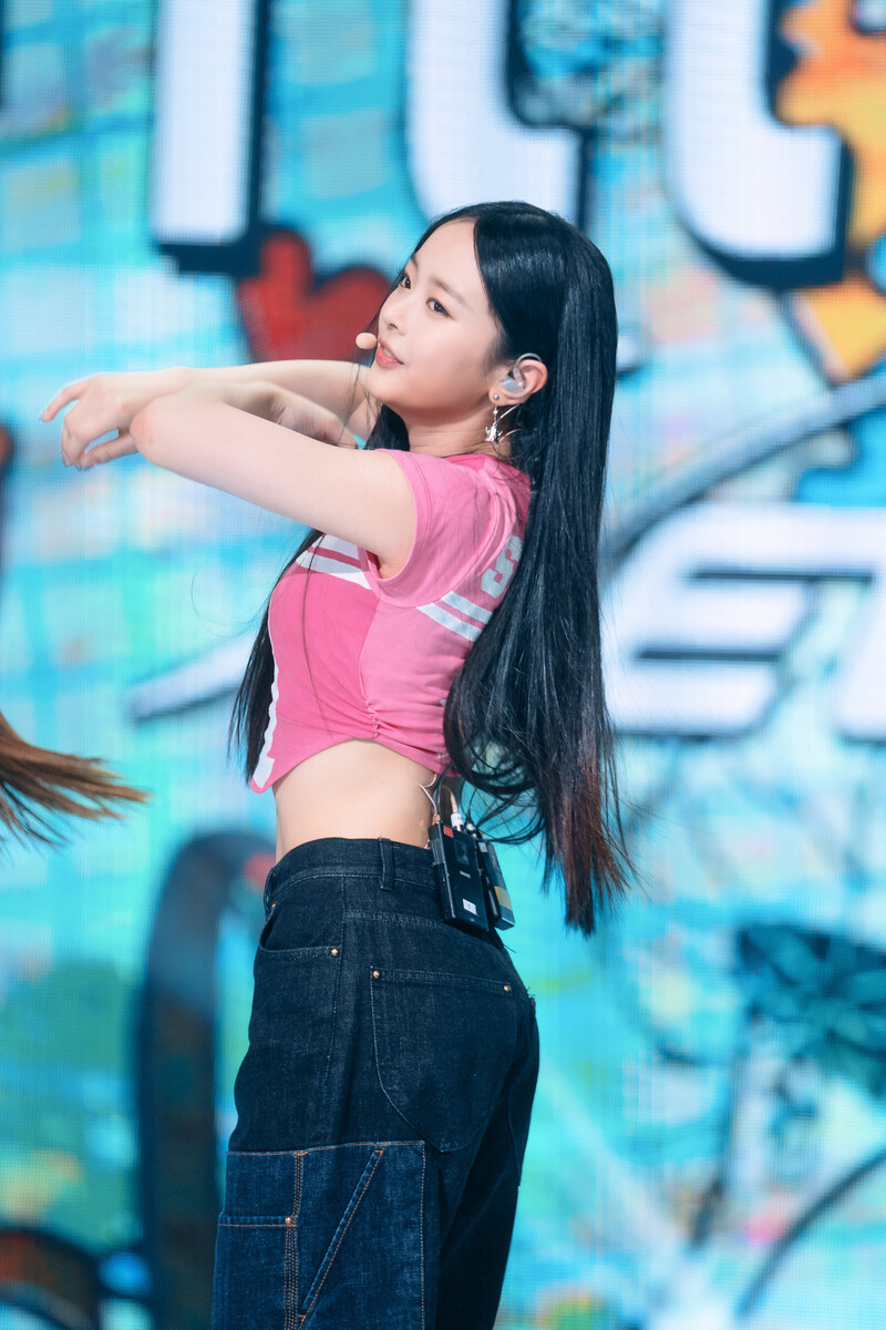 220807 NewJeans Hanni 'Attention' at Inkigayo documents 4