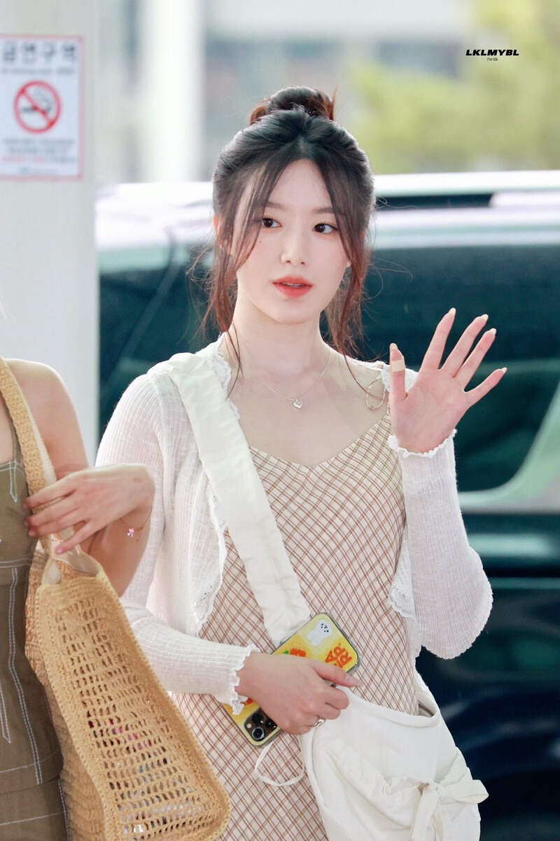 240608 (G)I-DLE Shuhua at Incheon Imternational Airport documents 5