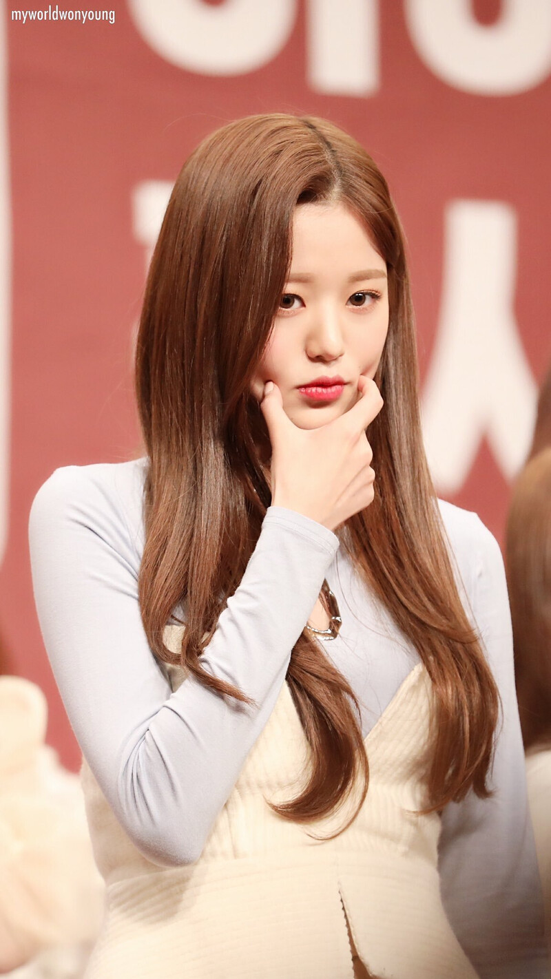 181117 IZ*ONE Wonyoung at Fansign documents 15