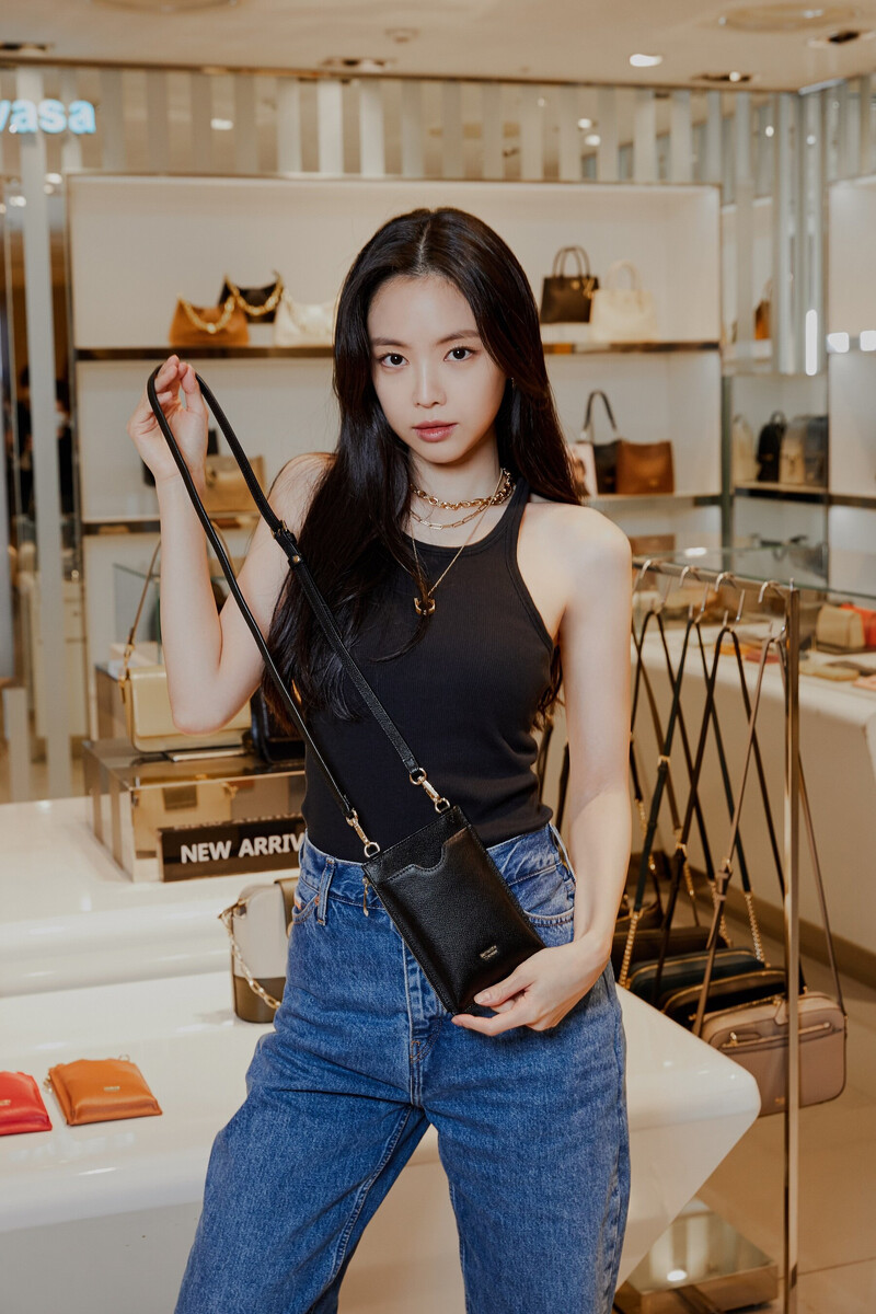 210526 Naeun at Samantha Thavasa Store Event documents 6