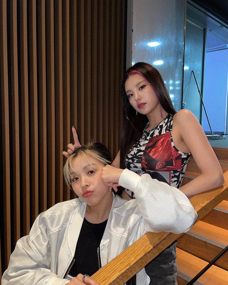 211014 ITZY Instagram Update - Ryujin & Yeji documents 4