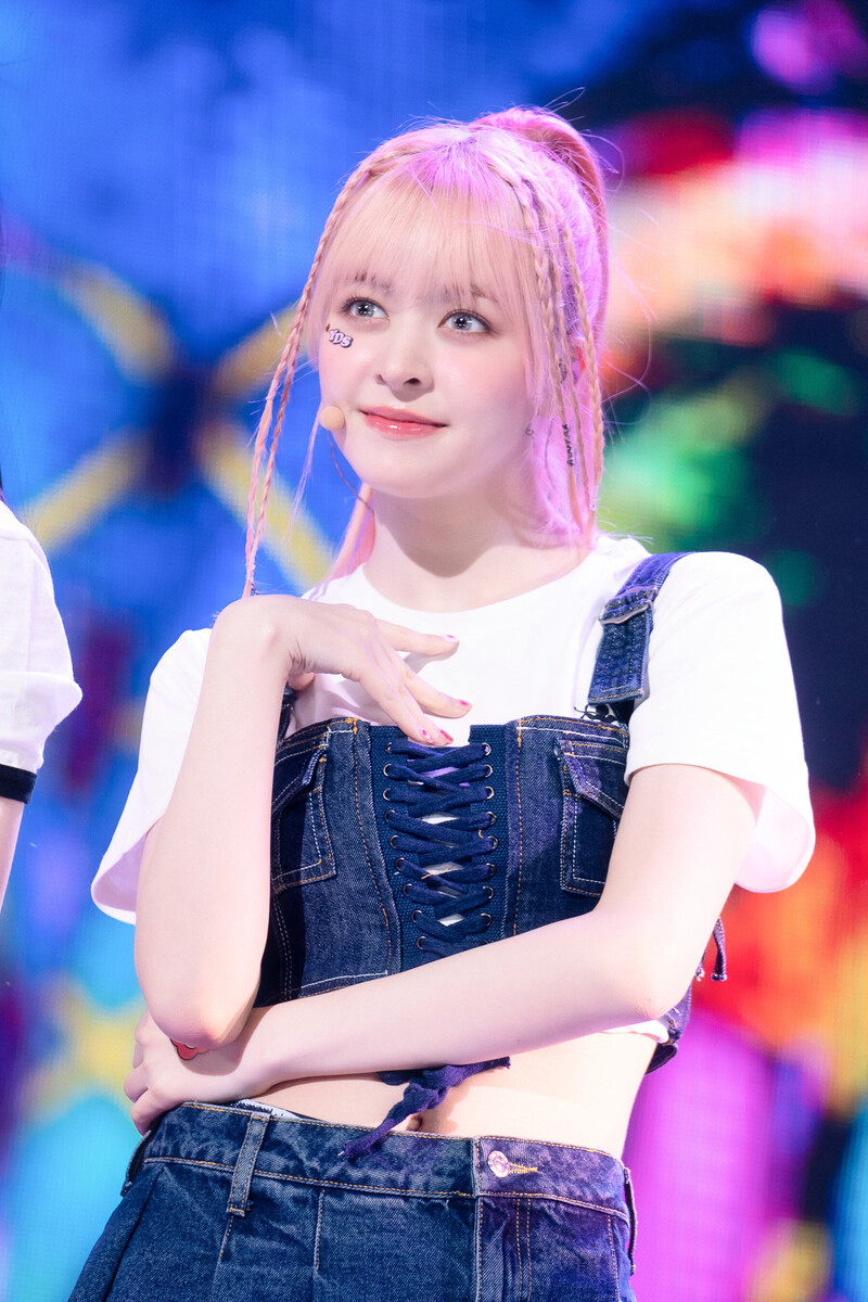 230326 NMIXX Lily - 'Young, Dumb, Stupid' at Inkigayo documents 2