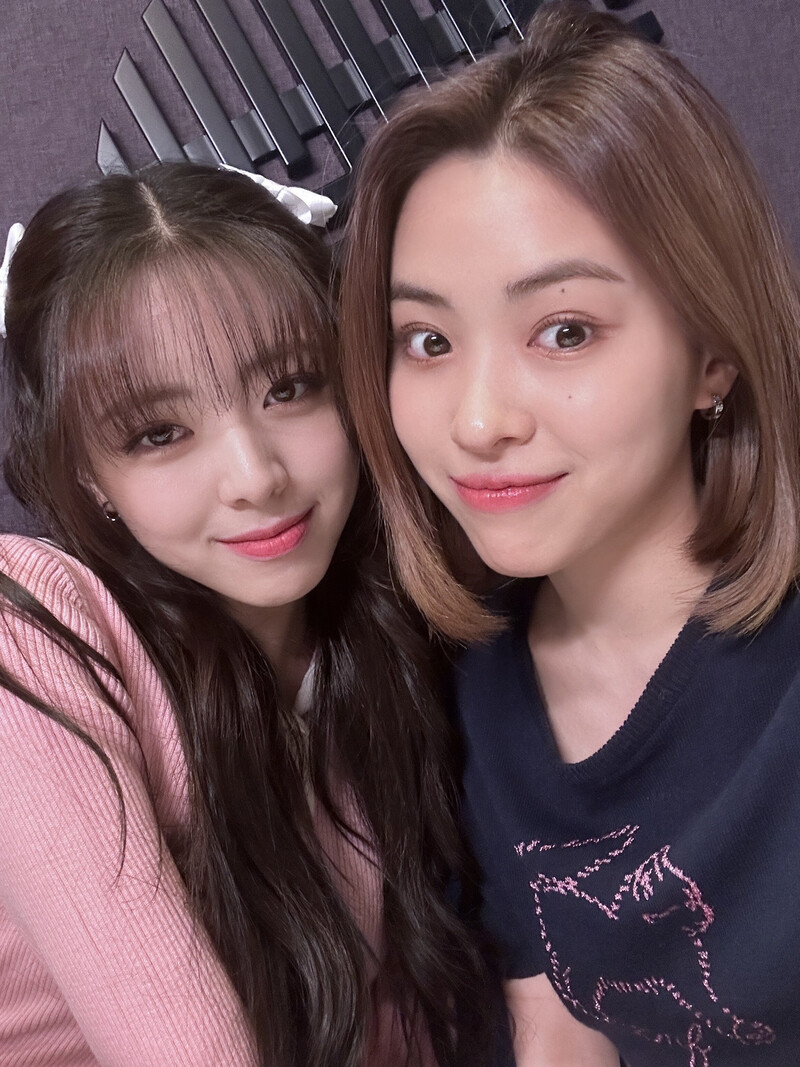 230609 ITZY Instagram Update - Yuna and Ryujin documents 1