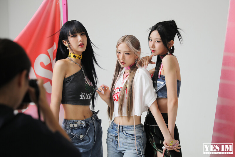 230911 YES IM Naver Post - mimiirose "LIVE" Jacket Shooting BEHIND documents 9