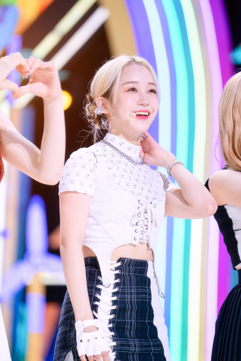 220703 Kep1er Hikaru 'Up!' at Inkigayo documents 16