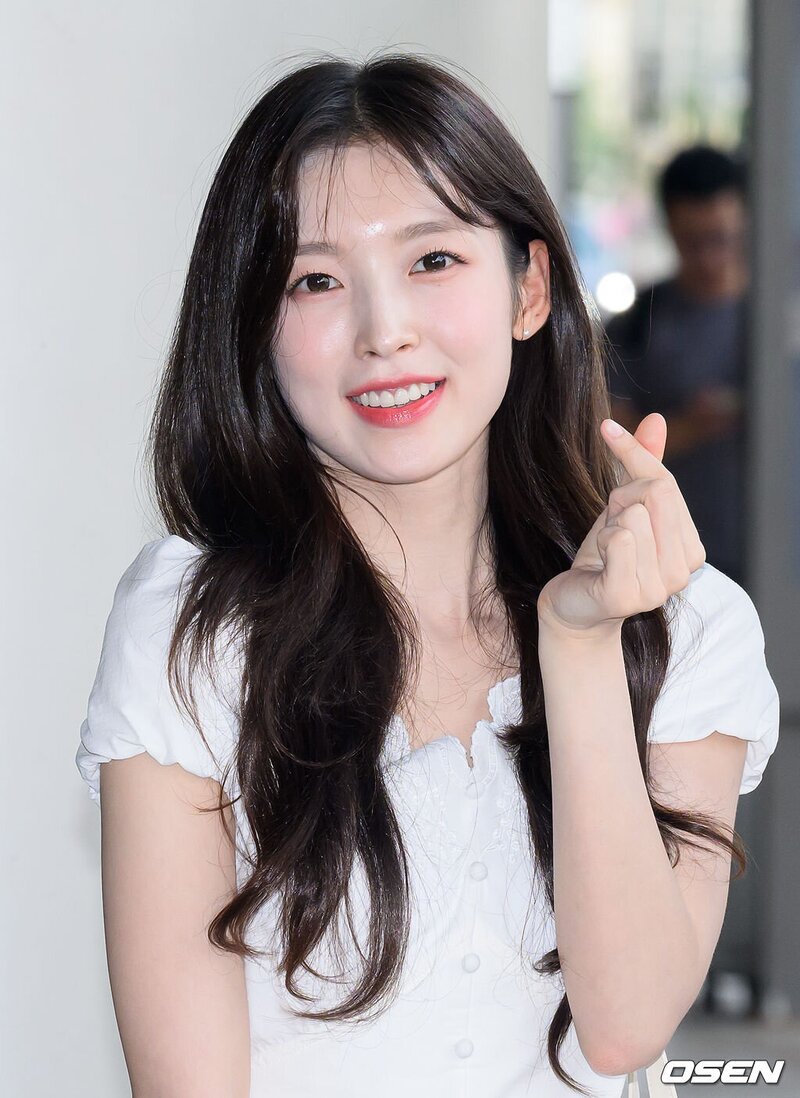 230818 Oh My Girl Arin at Gimpo International Airport documents 8