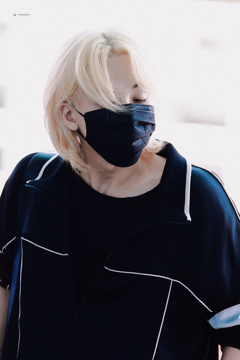 240625 SEVENTEEN Jeonghan at Incheon International Airport documents 8