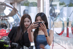 220409 8D Naver Post - Kang Hyewon & Kim Minju - Dior Addict Pop-up Store