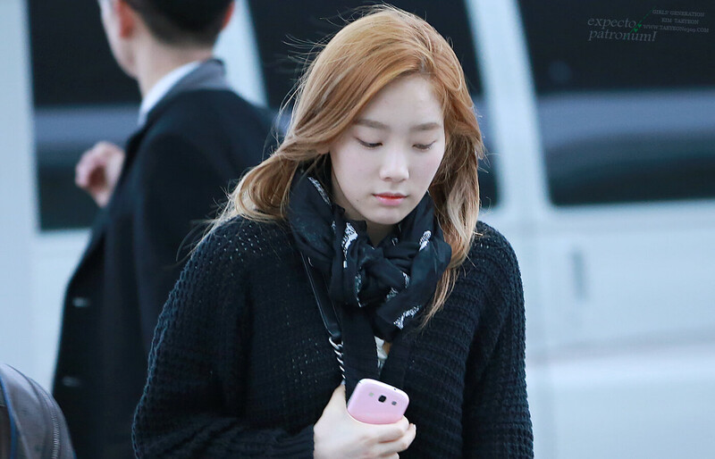 130408 Girls' Generation Taeyeon at Incheon Airport documents 2