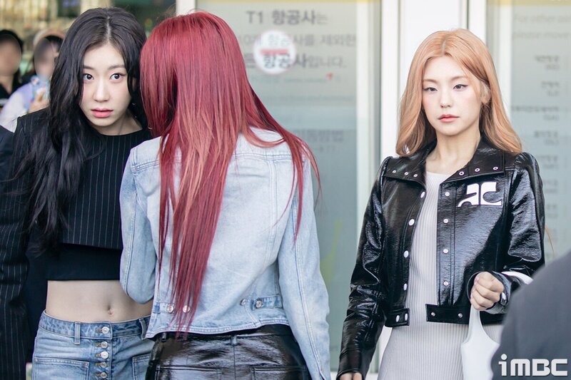 240226 - ITZY at Incheon International Airport documents 4