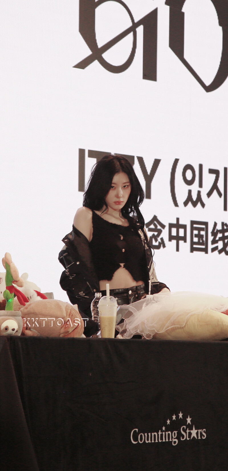 250104 ITZY Chaeryeong at Fansign in Guangzhou documents 3