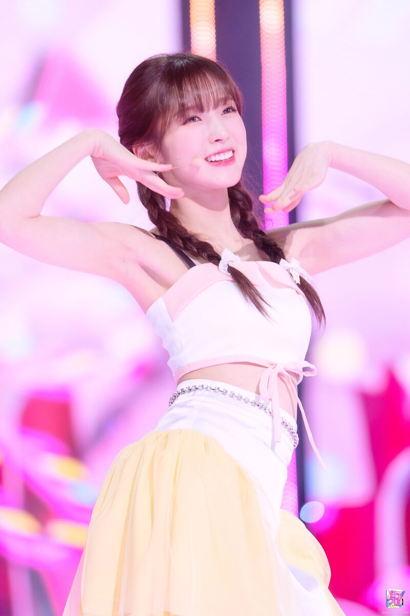 220410 OH MY GIRL Arin - 'Real Love' at Inkigayo documents 3