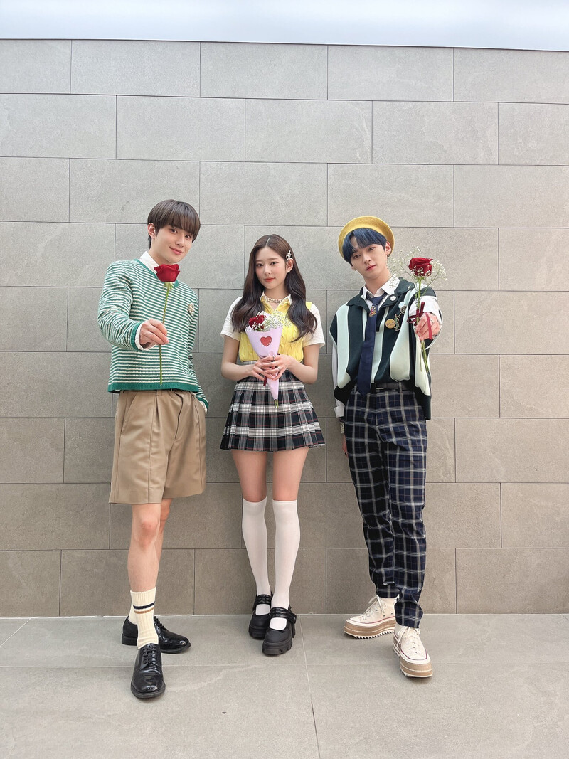 220514 Music Core Twitter Update - MCs Lee Know, Minju, and Jungwoo documents 4